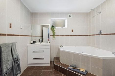 Photo of property in 941 East Coast Road, Torbay, Auckland, 0630