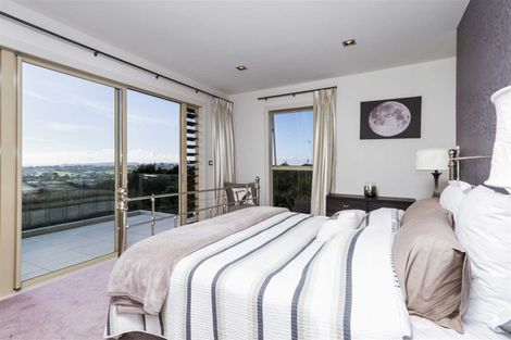 Photo of property in 121 Wade River Road, Stanmore Bay, Whangaparaoa, 0932