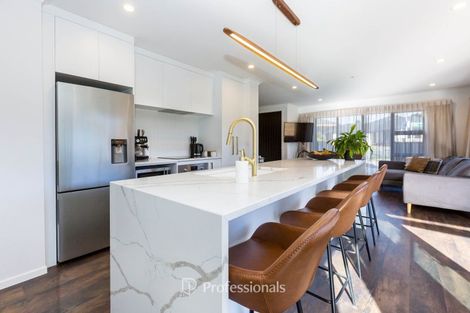 Photo of property in 22 Rewarewa Way, Timberlea, Upper Hutt, 5018