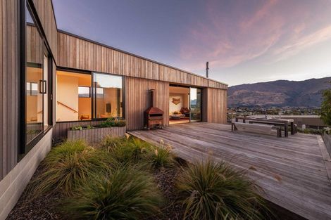 Photo of property in 6 Akitu Rise, Wanaka, 9305