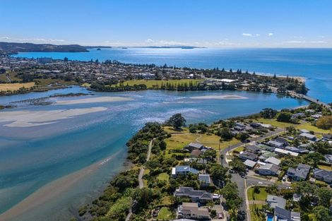 Photo of property in 40 Pohutukawa Avenue, Red Beach, 0932