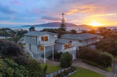 Photo of property in 8 Hughes Street, Waikanae Beach, Waikanae, 5036