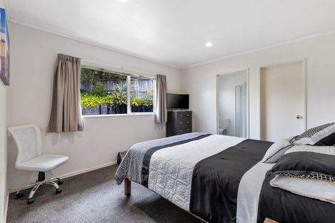 Photo of property in 2/8 Bronzewing Terrace, Unsworth Heights, Auckland, 0632