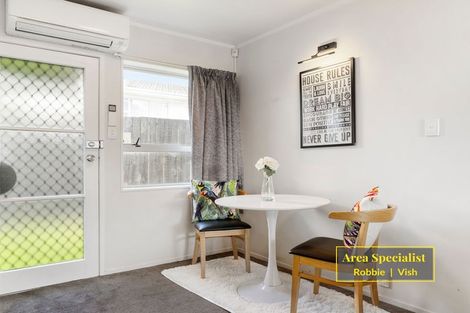 Photo of property in 2/94 Lynwood Road, New Lynn, Auckland, 0600