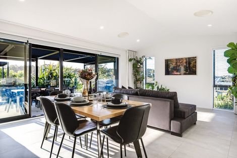 Photo of property in 5 Laguna Place, Matakatia, Whangaparaoa, 0930