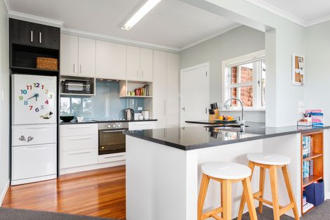 Photo of property in 32 Evans Road, Glen Eden, Auckland, 0602