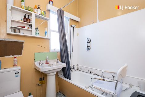 Photo of property in 74 Hargest Crescent, Saint Clair, Dunedin, 9012