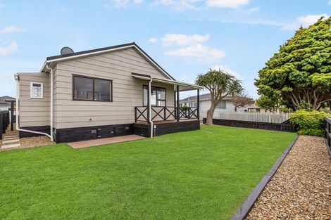 Photo of property in 24a Edgewater Parade, Waiuku, 2123