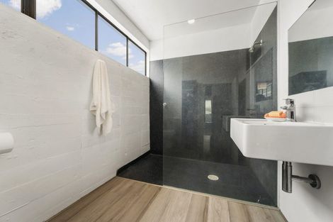 Photo of property in Endeavour Apartments, 18/125 Thorndon Quay, Pipitea, Wellington, 6011