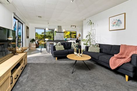 Photo of property in 2/4 Kupari Place, Totara Vale, Auckland, 0629