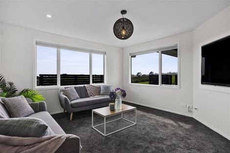 Photo of property in 4 Vardon Way, Waiwhakaiho, New Plymouth, 4312