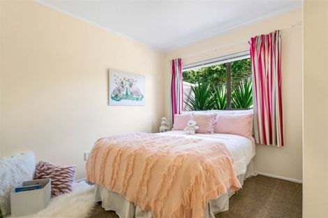 Photo of property in 2/16 Matisse Drive, West Harbour, Auckland, 0618