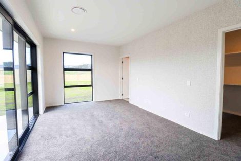Photo of property in 42 Sardinia Grove, Fitzherbert, Palmerston North, 4410