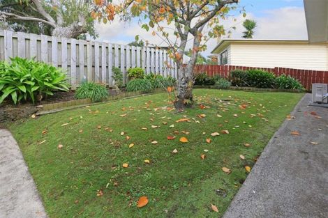 Photo of property in 2/7 Ian Place, Glendene, Auckland, 0602