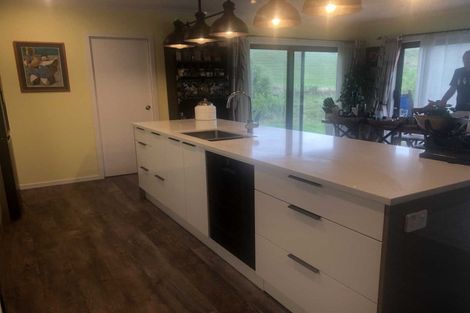 Photo of property in 2 Te Ara Karoiroa Road, Hurford, New Plymouth, 4374