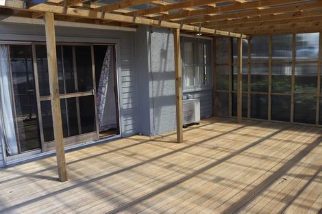 Photo of property in 10 Ingleby Place, Kelston, Auckland, 0602