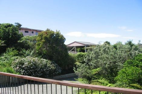 Photo of property in 17 Barker Rise, Northcross, Auckland, 0632