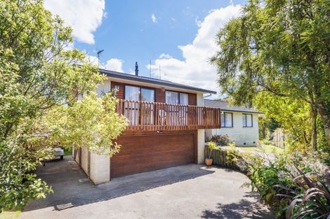 Photo of property in 9 Hillgrove Place, Fitzherbert, Palmerston North, 4410