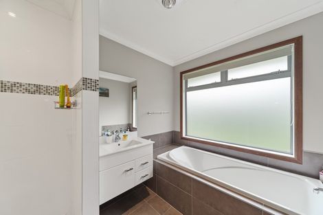 Photo of property in 15 Kestrel Lane, Kinloch, Taupo, 3377