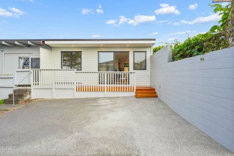 Photo of property in 2/92 Titirangi Road, New Lynn, Auckland, 0600