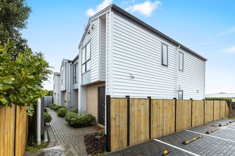 Photo of property in 1 Royal View Road, Te Atatu South, Auckland, 0610