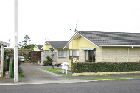 Photo of property in 3/5 Baring Terrace, Strandon, New Plymouth, 4312