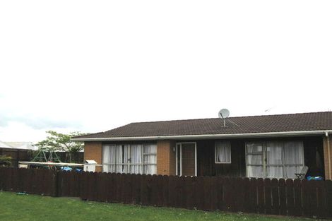 Photo of property in 2 Kirrama Place, Conifer Grove, Takanini, 2112