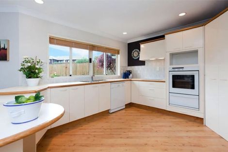 Photo of property in 28 Frank Nobilo Drive, Golflands, Auckland, 2013