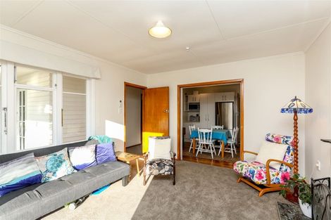 Photo of property in 33 Omata Road, Marfell, New Plymouth, 4310