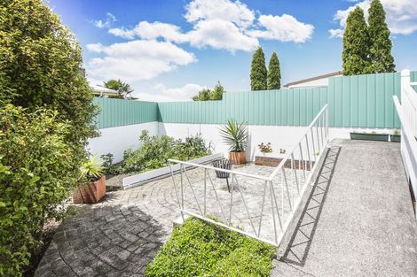 Photo of property in 21 Realm Place, Massey, Auckland, 0614