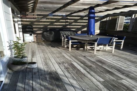 Photo of property in 27 Surf Road, Stanmore Bay, Whangaparaoa, 0932