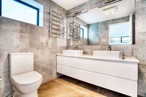 Photo of property in 4/5 Marsh Avenue, Forrest Hill, Auckland, 0620