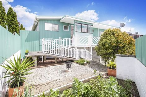 Photo of property in 21 Realm Place, Massey, Auckland, 0614