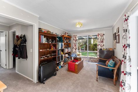Photo of property in 28 Kakariki Grove, Waikanae, 5036