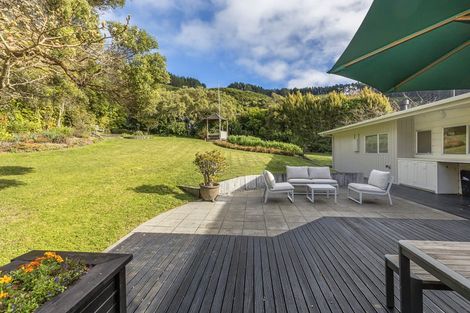 Photo of property in 100 Larsen Crescent, Tawa, Wellington, 5028