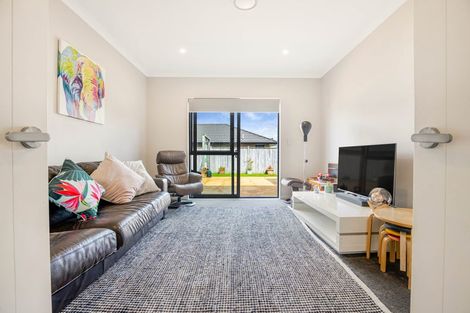 Photo of property in 16 Walter Ruddock Avenue, Kumeu, 0810