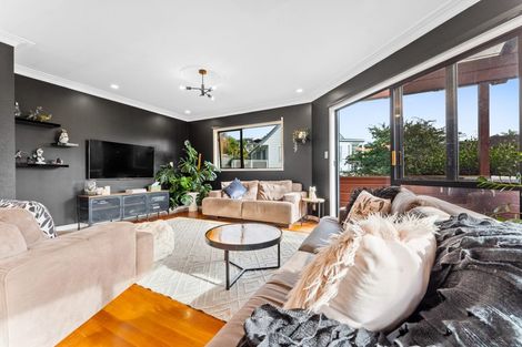 Photo of property in 10 Ballini Rise, West Harbour, Auckland, 0618