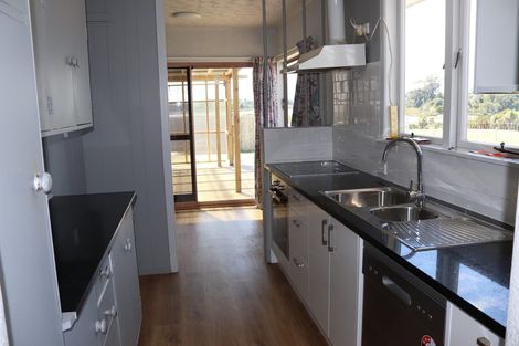 Photo of property in 10 Ingleby Place, Kelston, Auckland, 0602