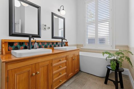 Photo of property in 30 Humphries Street, Inglewood, 4330