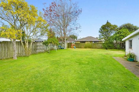 Photo of property in 52 Yeovil Road, Te Atatu Peninsula, Auckland, 0610