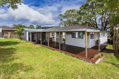 Photo of property in 22 St Catherine Crescent, West Harbour, Auckland, 0618