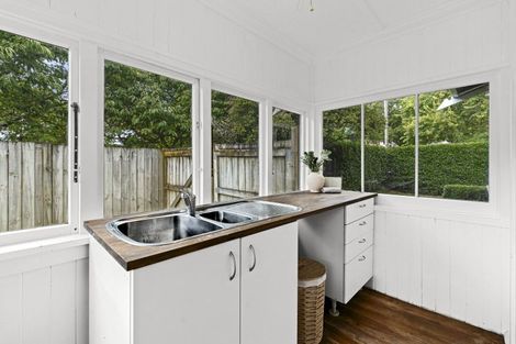 Photo of property in 11 Woodleigh Street, Frankleigh Park, New Plymouth, 4310