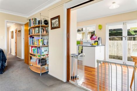 Photo of property in 17 Albert Road, Kelston, Auckland, 0602