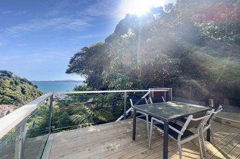 Photo of property in 5 Richmond Road, Mahina Bay, Lower Hutt, 5013