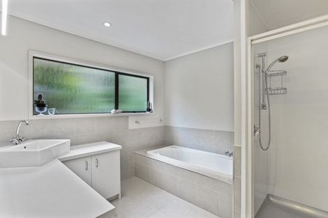 Photo of property in 18 Atarua Gardens, Waiatarua, Auckland, 0604