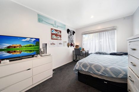 Photo of property in 15 Lanier Place, Glendene, Auckland, 0602