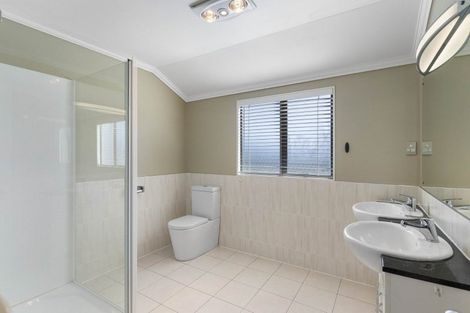 Photo of property in 30 Scarlet Oak Drive, Schnapper Rock, Auckland, 0632