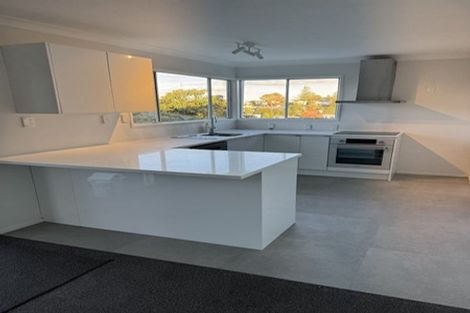 Photo of property in 2/57 Coronation Road, Hillcrest, Auckland, 0627