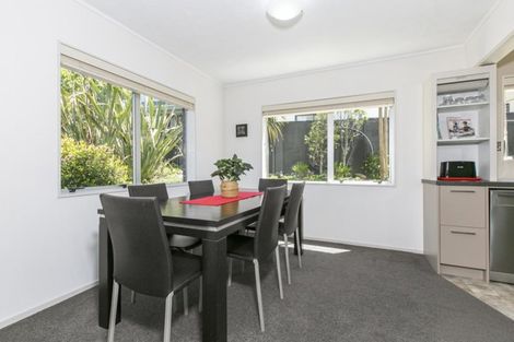 Photo of property in 1/104 Manhattan Heights, Glendene, Auckland, 0602