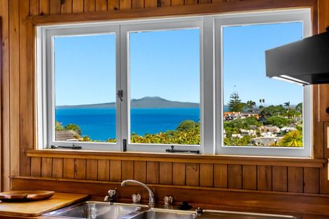 Photo of property in 41 Montgomery Avenue, Rothesay Bay, Auckland, 0630